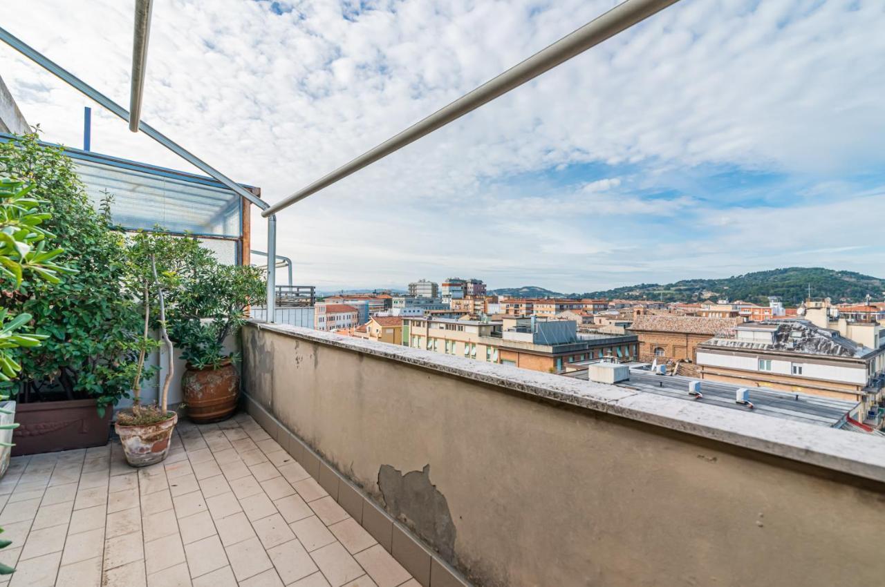 Attico Pisaurum - Central Apartment With Parking! Πέζαρο Εξωτερικό φωτογραφία